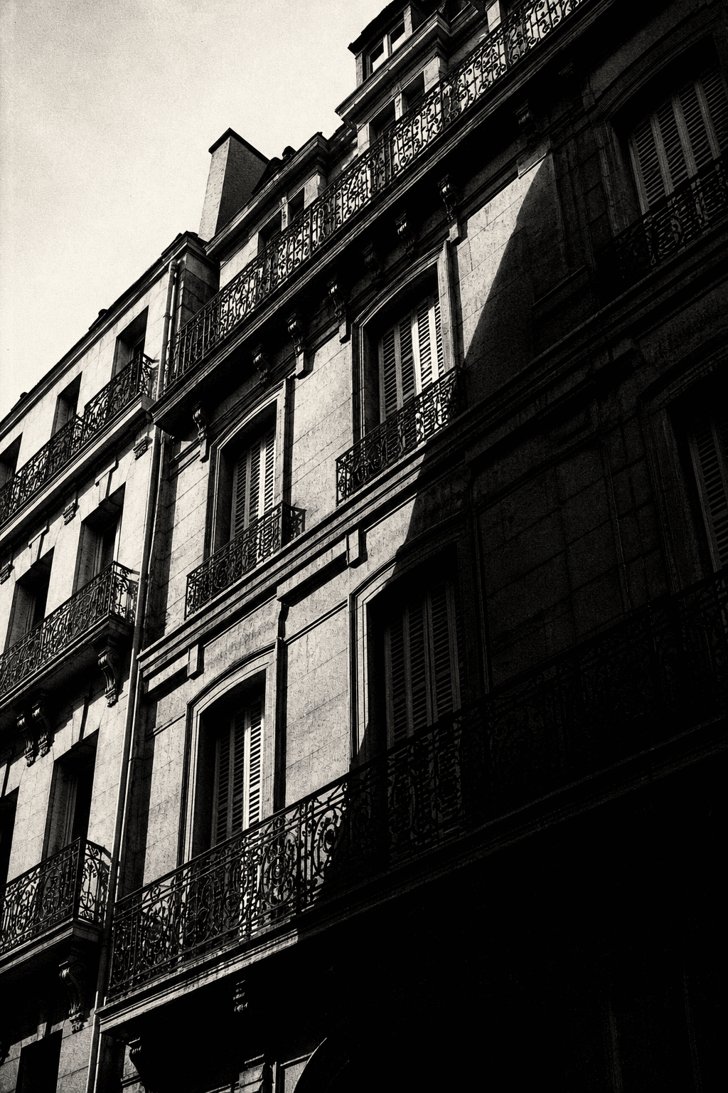 Façade haussmannienne parisienne, ombre dure en diagonale